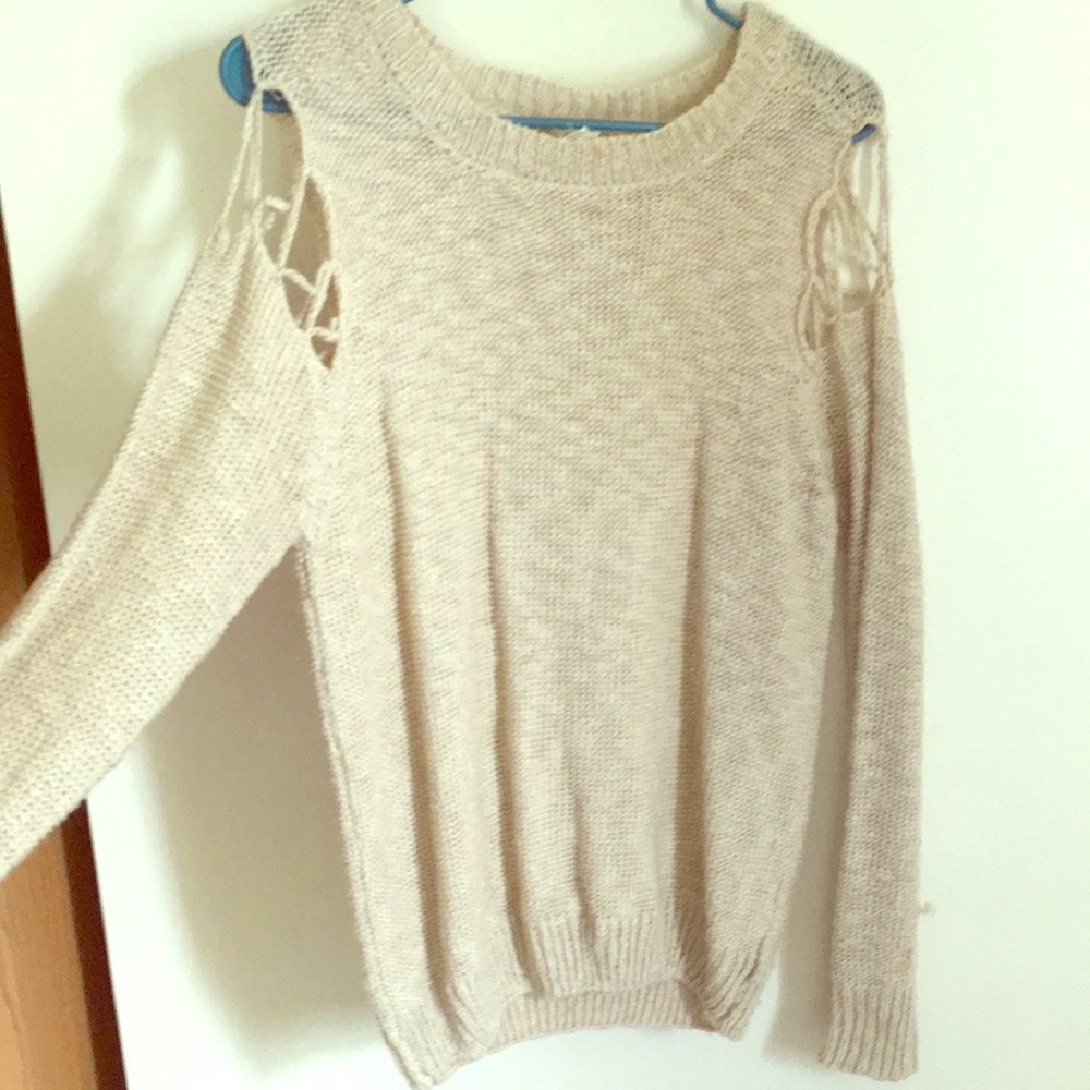 Long sleeve sweatshirt w/ criss cross shoulder